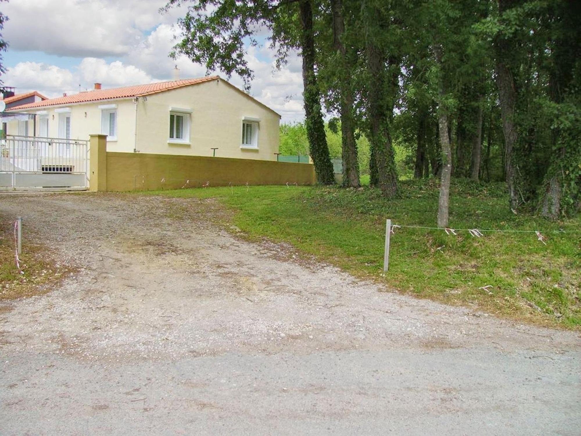 Appartement Charmant A Breuillet Avec Jardin Spacieux Eksteriør bilde